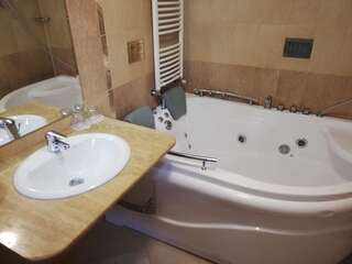 Курортные отели Hotel Les Razgrad Полулюкс с гидромассажной ванной-1