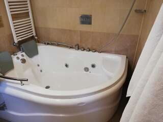 Курортные отели Hotel Les Razgrad Полулюкс с гидромассажной ванной-2