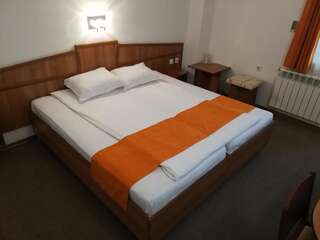 Курортные отели Hotel Les Razgrad Двухместный номер с 1 кроватью или 2 отдельными кроватями-5